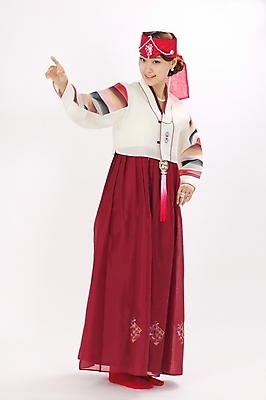 포토 JPG 스튜디오촬영 전신 모델 한국전통 전통 여자 명절 포즈 모션 새해 실내 한명 서기 사람 손짓 20대 성인 설날 한국인 전통의상 한복 노리개 머리장식 조바위 여자만 여자한명만 성인여자만 청년만 청년여자만 성인한명만 청년여자한명만 성인여자한명만 성인만 국내포토 1 기념일 전통소품 한국 동양인 청년 내부 장식 파일형식