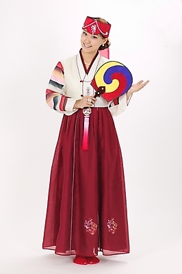 포토 JPG 스튜디오촬영 전신 모델 한국전통 전통 여자 명절 포즈 모션 새해 실내 한명 서기 사람 손짓 20대 성인 설날 한국인 부채 전통의상 한복 노리개 머리장식 조바위 여자만 여자한명만 성인여자만 청년만 청년여자만 성인한명만 청년여자한명만 성인여자한명만 성인만 국내포토 1 기념일 전통소품 한국 동양인 청년 내부 장식 파일형식