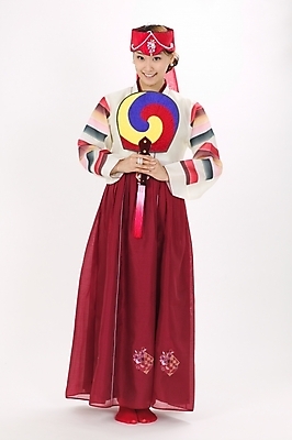 포토 JPG 스튜디오촬영 전신 모델 한국전통 전통 여자 명절 포즈 모션 새해 실내 한명 서기 사람 손짓 20대 성인 설날 한국인 부채 전통의상 한복 노리개 머리장식 조바위 여자만 여자한명만 성인여자만 청년만 청년여자만 성인한명만 청년여자한명만 성인여자한명만 성인만 국내포토 1 기념일 전통소품 한국 동양인 청년 내부 장식 파일형식