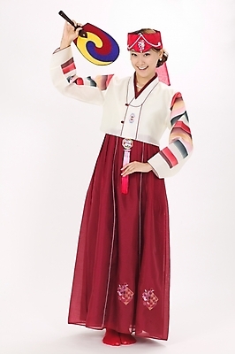 포토 JPG 스튜디오촬영 전신 모델 한국전통 전통 여자 명절 포즈 모션 새해 실내 한명 서기 사람 손짓 20대 성인 설날 한국인 부채 전통의상 한복 노리개 머리장식 조바위 여자만 여자한명만 성인여자만 청년만 청년여자만 성인한명만 청년여자한명만 성인여자한명만 성인만 국내포토 1 기념일 전통소품 한국 동양인 청년 내부 장식 파일형식