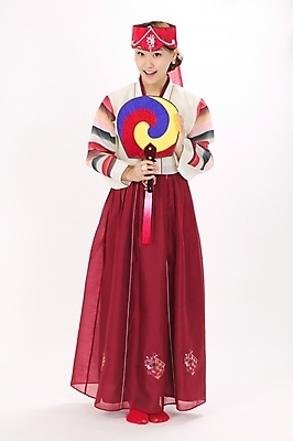 포토 JPG 스튜디오촬영 전신 모델 한국전통 전통 여자 명절 포즈 모션 새해 실내 한명 서기 사람 손짓 20대 성인 설날 한국인 부채 전통의상 한복 노리개 머리장식 조바위 여자만 여자한명만 성인여자만 청년만 청년여자만 성인한명만 청년여자한명만 성인여자한명만 성인만 국내포토 1 기념일 전통소품 한국 동양인 청년 내부 장식 파일형식