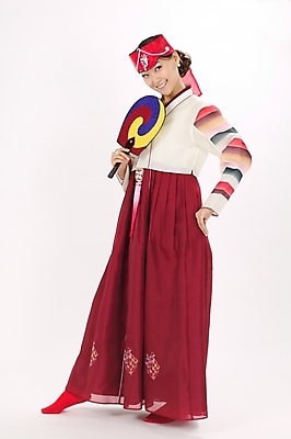 포토 JPG 스튜디오촬영 전신 모델 한국전통 전통 여자 명절 포즈 모션 새해 실내 한명 서기 사람 손짓 20대 성인 설날 한국인 부채 전통의상 한복 노리개 머리장식 조바위 여자만 여자한명만 성인여자만 청년만 청년여자만 성인한명만 청년여자한명만 성인여자한명만 성인만 국내포토 1 기념일 전통소품 한국 동양인 청년 내부 장식 파일형식