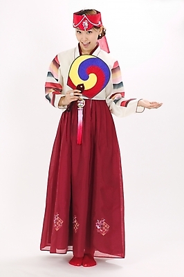 포토 JPG 스튜디오촬영 전신 모델 한국전통 전통 여자 명절 포즈 모션 새해 실내 한명 서기 사람 손짓 20대 성인 설날 한국인 부채 전통의상 한복 노리개 머리장식 조바위 여자만 여자한명만 성인여자만 청년만 청년여자만 성인한명만 청년여자한명만 성인여자한명만 성인만 국내포토 1 기념일 전통소품 한국 동양인 청년 내부 장식 파일형식