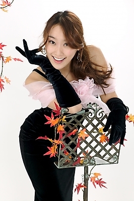 포토 JPG 스튜디오촬영 모델 직업 드레스 여자 포즈 단풍 낙엽 모션 실내 한명 서기 미소 사람 이벤트 상반신 20대 성인 한국인 가수 보면대 성악가 여자만 여자한명만 성인여자만 청년만 청년여자만 성인한명만 청년여자한명만 성인여자한명만 성인만 국내포토 1 옷 음악 잎 표정 동양인 청년 내부 음악가 파일형식