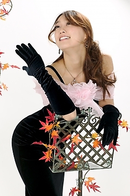 포토 JPG 스튜디오촬영 모델 직업 드레스 여자 포즈 단풍 낙엽 모션 실내 한명 미소 사람 이벤트 상반신 20대 성인 한국인 가수 보면대 성악가 여자만 여자한명만 성인여자만 청년만 청년여자만 성인한명만 청년여자한명만 성인여자한명만 성인만 국내포토 1 옷 음악 잎 표정 동양인 청년 내부 음악가 파일형식