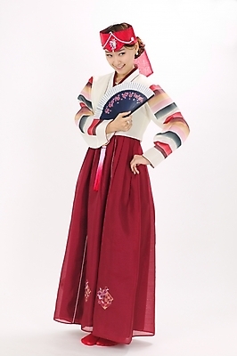 포토 JPG 스튜디오촬영 전신 모델 한국전통 전통 여자 명절 포즈 모션 새해 실내 한명 서기 사람 손짓 20대 성인 설날 한국인 부채 전통의상 한복 노리개 머리장식 조바위 여자만 여자한명만 성인여자만 청년만 청년여자만 성인한명만 청년여자한명만 성인여자한명만 성인만 국내포토 1 기념일 전통소품 한국 동양인 청년 내부 장식 파일형식