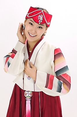 포토 JPG 스튜디오촬영 모델 한국전통 전통 여자 명절 포즈 모션 새해 실내 한명 서기 사람 손짓 상반신 20대 성인 설날 한국인 전통의상 한복 노리개 머리장식 조바위 여자만 여자한명만 성인여자만 청년만 청년여자만 성인한명만 청년여자한명만 성인여자한명만 성인만 국내포토 1 기념일 전통소품 한국 동양인 청년 내부 장식 파일형식