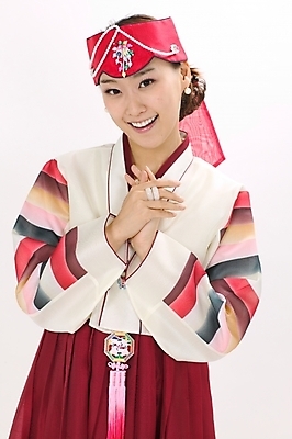 포토 JPG 스튜디오촬영 모델 한국전통 전통 여자 명절 포즈 모션 새해 실내 한명 서기 사람 손짓 상반신 20대 성인 설날 한국인 전통의상 한복 노리개 머리장식 조바위 여자만 여자한명만 성인여자만 청년만 청년여자만 성인한명만 청년여자한명만 성인여자한명만 성인만 국내포토 1 기념일 전통소품 한국 동양인 청년 내부 장식 파일형식