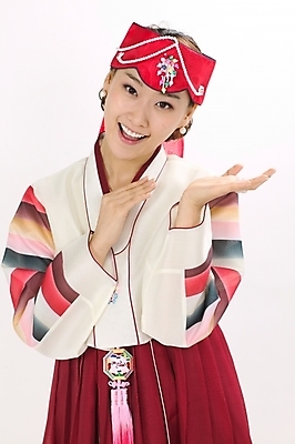 포토 JPG 스튜디오촬영 모델 한국전통 전통 여자 명절 포즈 모션 새해 실내 한명 서기 사람 손짓 상반신 20대 성인 설날 한국인 전통의상 한복 노리개 머리장식 조바위 여자만 여자한명만 성인여자만 청년만 청년여자만 성인한명만 청년여자한명만 성인여자한명만 성인만 국내포토 1 기념일 전통소품 한국 동양인 청년 내부 장식 파일형식