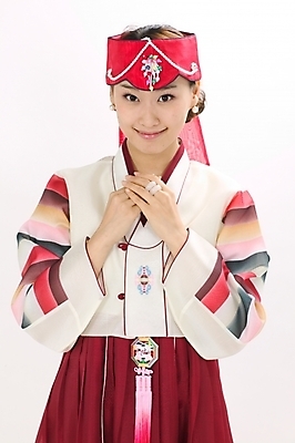 포토 JPG 스튜디오촬영 모델 한국전통 전통 여자 명절 포즈 모션 새해 실내 한명 서기 사람 손짓 상반신 20대 성인 설날 한국인 전통의상 한복 노리개 머리장식 조바위 여자만 여자한명만 성인여자만 청년만 청년여자만 성인한명만 청년여자한명만 성인여자한명만 성인만 국내포토 1 기념일 전통소품 한국 동양인 청년 내부 장식 파일형식