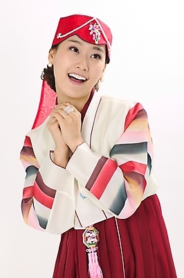 포토 JPG 스튜디오촬영 모델 한국전통 전통 여자 명절 포즈 모션 새해 실내 한명 서기 사람 손짓 상반신 20대 성인 설날 한국인 전통의상 한복 노리개 머리장식 조바위 여자만 여자한명만 성인여자만 청년만 청년여자만 성인한명만 청년여자한명만 성인여자한명만 성인만 국내포토 1 기념일 전통소품 한국 동양인 청년 내부 장식 파일형식