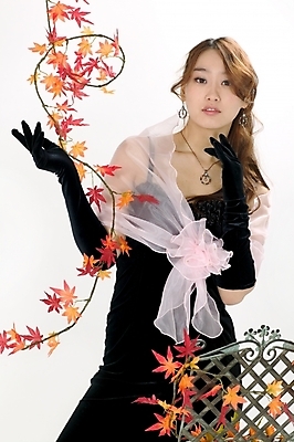 포토 JPG 스튜디오촬영 모델 직업 드레스 여자 포즈 단풍 낙엽 모션 실내 한명 사람 이벤트 상반신 20대 성인 한국인 가수 보면대 성악가 여자만 여자한명만 성인여자만 청년만 청년여자만 성인한명만 청년여자한명만 성인여자한명만 성인만 국내포토 1 옷 음악 잎 동양인 청년 내부 음악가 파일형식