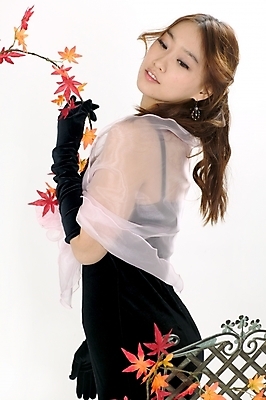 포토 JPG 스튜디오촬영 모델 직업 드레스 여자 포즈 단풍 낙엽 모션 실내 한명 사람 이벤트 상반신 20대 성인 한국인 가수 보면대 성악가 여자만 여자한명만 성인여자만 청년만 청년여자만 성인한명만 청년여자한명만 성인여자한명만 성인만 국내포토 1 옷 음악 잎 동양인 청년 내부 음악가 파일형식