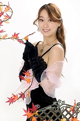 포토 JPG 스튜디오촬영 모델 직업 드레스 여자 포즈 단풍 낙엽 모션 실내 한명 미소 사람 이벤트 상반신 20대 성인 한국인 가수 보면대 성악가 여자만 여자한명만 성인여자만 청년만 청년여자만 성인한명만 청년여자한명만 성인여자한명만 성인만 국내포토 1 옷 음악 잎 표정 동양인 청년 내부 음악가 파일형식