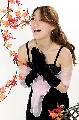 포토 JPG 스튜디오촬영 모델 직업 드레스 여자 포즈 단풍 낙엽 모션 실내 한명 미소 사람 이벤트 상반신 20대 성인 한국인 가수 성악가 여자만 여자한명만 성인여자만 청년만 청년여자만 성인한명만 청년여자한명만 성인여자한명만 성인만 국내포토 1 옷 잎 표정 동양인 청년 내부 음악가 파일형식