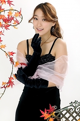 포토 JPG 스튜디오촬영 모델 직업 드레스 여자 포즈 단풍 낙엽 모션 실내 한명 미소 사람 이벤트 상반신 20대 성인 한국인 가수 성악가 여자만 여자한명만 성인여자만 청년만 청년여자만 성인한명만 청년여자한명만 성인여자한명만 성인만 국내포토 1 옷 잎 표정 동양인 청년 내부 음악가 파일형식