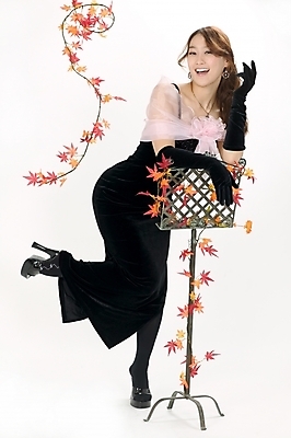 포토 JPG 스튜디오촬영 전신 모델 직업 드레스 여자 포즈 단풍 낙엽 모션 실내 한명 서기 미소 사람 이벤트 20대 성인 한국인 가수 보면대 성악가 여자만 여자한명만 성인여자만 청년만 청년여자만 성인한명만 청년여자한명만 성인여자한명만 성인만 국내포토 1 옷 음악 잎 표정 동양인 청년 내부 음악가 파일형식