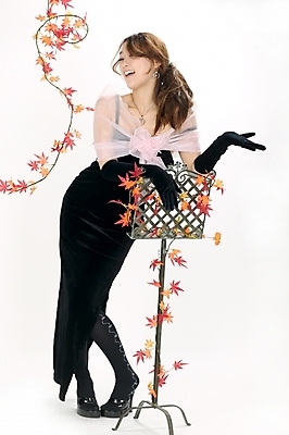 포토 JPG 스튜디오촬영 전신 모델 직업 드레스 여자 포즈 단풍 낙엽 모션 실내 한명 서기 미소 사람 이벤트 20대 성인 한국인 가수 보면대 성악가 여자만 여자한명만 성인여자만 청년만 청년여자만 성인한명만 청년여자한명만 성인여자한명만 성인만 국내포토 1 옷 음악 잎 표정 동양인 청년 내부 음악가 파일형식