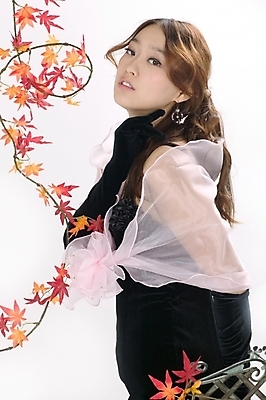 포토 JPG 스튜디오촬영 모델 직업 드레스 여자 포즈 단풍 낙엽 모션 실내 한명 사람 이벤트 상반신 20대 성인 한국인 가수 성악가 여자만 여자한명만 성인여자만 청년만 청년여자만 성인한명만 청년여자한명만 성인여자한명만 성인만 국내포토 1 옷 잎 동양인 청년 내부 음악가 파일형식