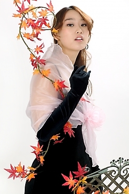 포토 JPG 스튜디오촬영 모델 직업 드레스 여자 포즈 단풍 낙엽 모션 실내 한명 사람 이벤트 상반신 20대 성인 한국인 가수 성악가 여자만 여자한명만 성인여자만 청년만 청년여자만 성인한명만 청년여자한명만 성인여자한명만 성인만 국내포토 1 옷 잎 동양인 청년 내부 음악가 파일형식