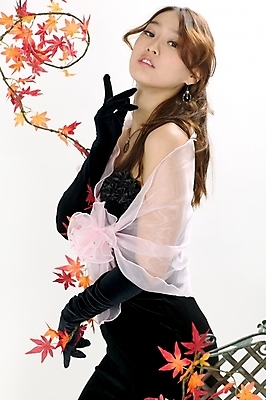 포토 JPG 스튜디오촬영 모델 직업 드레스 여자 포즈 단풍 낙엽 모션 실내 한명 사람 이벤트 상반신 20대 성인 한국인 가수 성악가 여자만 여자한명만 성인여자만 청년만 청년여자만 성인한명만 청년여자한명만 성인여자한명만 성인만 국내포토 1 옷 잎 동양인 청년 내부 음악가 파일형식