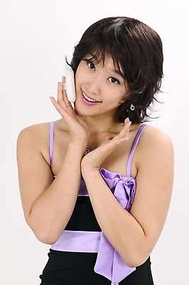 포토 JPG 스튜디오촬영 모델 드레스 여자 포즈 모션 실내 한명 미소 사람 상반신 20대 성인 뷰티 한국인 화장용품 파우더퍼프 여자만 여자한명만 성인여자만 청년만 청년여자만 성인한명만 청년여자한명만 성인여자한명만 성인만 국내포토 1 옷 표정 동양인 청년 내부 화장품 미용용품 파일형식