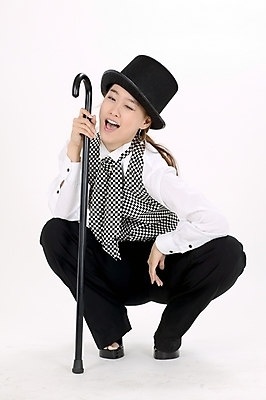 포토 JPG 스튜디오촬영 전신 모델 직업 모자 여자 포즈 모션 지팡이 실내 한명 미소 사람 앉기 정장 턱시도 이벤트 20대 성인 한국인 마술 마술사 여자만 여자한명만 성인여자만 청년만 청년여자만 성인한명만 청년여자한명만 성인여자한명만 성인만 국내포토 1 잡화 옷 표정 동양인 청년 내부 파일형식