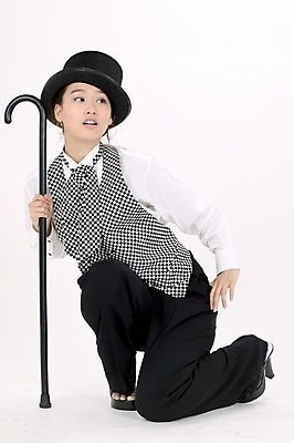 포토 JPG 스튜디오촬영 전신 모델 직업 모자 여자 포즈 모션 지팡이 실내 한명 미소 사람 앉기 정장 턱시도 이벤트 20대 성인 한국인 마술 마술사 여자만 여자한명만 성인여자만 청년만 청년여자만 성인한명만 청년여자한명만 성인여자한명만 성인만 국내포토 1 잡화 옷 표정 동양인 청년 내부 파일형식