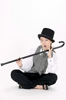 포토 JPG 스튜디오촬영 전신 모델 직업 모자 여자 포즈 모션 지팡이 실내 한명 미소 사람 앉기 정장 턱시도 이벤트 20대 성인 한국인 마술 마술사 여자만 여자한명만 성인여자만 청년만 청년여자만 성인한명만 청년여자한명만 성인여자한명만 성인만 국내포토 1 잡화 옷 표정 동양인 청년 내부 파일형식
