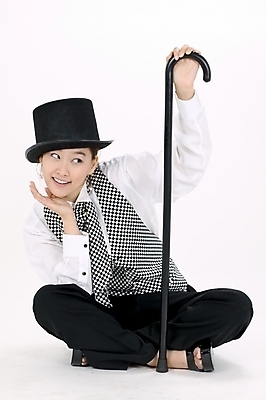 포토 JPG 스튜디오촬영 전신 모델 직업 모자 여자 포즈 모션 지팡이 실내 한명 미소 사람 앉기 정장 턱시도 이벤트 20대 성인 한국인 마술 마술사 여자만 여자한명만 성인여자만 청년만 청년여자만 성인한명만 청년여자한명만 성인여자한명만 성인만 국내포토 1 잡화 옷 표정 동양인 청년 내부 파일형식