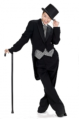 포토 JPG 스튜디오촬영 전신 모델 직업 모자 여자 포즈 모션 지팡이 실내 한명 서기 미소 사람 정장 턱시도 이벤트 20대 성인 한국인 마술 마술사 여자만 여자한명만 성인여자만 청년만 청년여자만 성인한명만 청년여자한명만 성인여자한명만 성인만 국내포토 1 잡화 옷 표정 동양인 청년 내부 파일형식