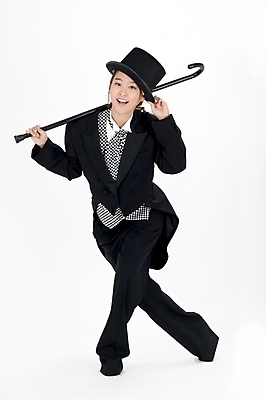 포토 JPG 스튜디오촬영 전신 모델 직업 모자 여자 포즈 모션 지팡이 실내 한명 서기 미소 사람 정장 턱시도 이벤트 20대 성인 한국인 마술 마술사 여자만 여자한명만 성인여자만 청년만 청년여자만 성인한명만 청년여자한명만 성인여자한명만 성인만 국내포토 1 잡화 옷 표정 동양인 청년 내부 파일형식