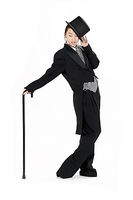 포토 JPG 스튜디오촬영 전신 모델 직업 모자 여자 포즈 모션 지팡이 실내 한명 서기 미소 사람 정장 턱시도 이벤트 20대 성인 한국인 마술 마술사 여자만 여자한명만 성인여자만 청년만 청년여자만 성인한명만 청년여자한명만 성인여자한명만 성인만 국내포토 1 잡화 옷 표정 동양인 청년 내부 파일형식