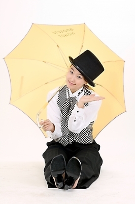 포토 JPG 스튜디오촬영 전신 모델 직업 모자 여자 포즈 우산 모션 실내 한명 미소 사람 앉기 정장 턱시도 이벤트 20대 성인 한국인 마술 마술사 여자만 여자한명만 성인여자만 청년만 청년여자만 성인한명만 청년여자한명만 성인여자한명만 성인만 국내포토 1 잡화 옷 표정 동양인 청년 내부 파일형식