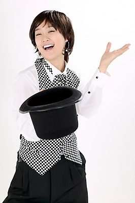 포토 JPG 스튜디오촬영 모델 직업 모자 여자 포즈 모션 실내 한명 미소 사람 앉기 정장 턱시도 이벤트 상반신 20대 성인 한국인 마술 마술사 여자만 여자한명만 성인여자만 청년만 청년여자만 성인한명만 청년여자한명만 성인여자한명만 성인만 국내포토 1 잡화 옷 표정 동양인 청년 내부 파일형식