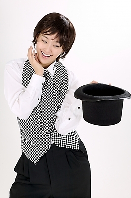 포토 JPG 스튜디오촬영 모델 직업 모자 여자 포즈 모션 실내 한명 미소 사람 앉기 정장 턱시도 이벤트 상반신 20대 성인 한국인 마술 마술사 여자만 여자한명만 성인여자만 청년만 청년여자만 성인한명만 청년여자한명만 성인여자한명만 성인만 국내포토 1 잡화 옷 표정 동양인 청년 내부 파일형식