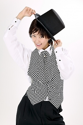 포토 JPG 스튜디오촬영 모델 직업 모자 여자 포즈 모션 실내 한명 미소 사람 앉기 정장 턱시도 이벤트 상반신 20대 성인 한국인 마술 마술사 여자만 여자한명만 성인여자만 청년만 청년여자만 성인한명만 청년여자한명만 성인여자한명만 성인만 국내포토 1 잡화 옷 표정 동양인 청년 내부 파일형식