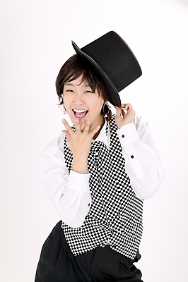 포토 JPG 스튜디오촬영 모델 직업 모자 여자 포즈 모션 실내 한명 미소 사람 앉기 정장 턱시도 이벤트 상반신 20대 성인 한국인 마술 마술사 여자만 여자한명만 성인여자만 청년만 청년여자만 성인한명만 청년여자한명만 성인여자한명만 성인만 국내포토 1 잡화 옷 표정 동양인 청년 내부 파일형식