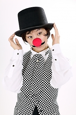 포토 JPG 스튜디오촬영 모델 직업 모자 여자 포즈 모션 수염 실내 한명 미소 사람 앉기 정장 턱시도 이벤트 상반신 20대 성인 한국인 마술 마술사 빨간코 여자만 여자한명만 성인여자만 청년만 청년여자만 성인한명만 청년여자한명만 성인여자한명만 성인만 국내포토 1 잡화 옷 표정 동양인 청년 내부 파일형식