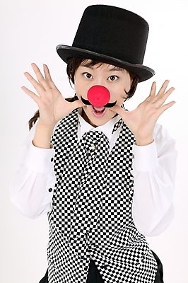 포토 JPG 스튜디오촬영 모델 직업 모자 여자 포즈 모션 수염 실내 한명 미소 사람 앉기 정장 턱시도 이벤트 상반신 20대 성인 한국인 마술 마술사 빨간코 여자만 여자한명만 성인여자만 청년만 청년여자만 성인한명만 청년여자한명만 성인여자한명만 성인만 국내포토 1 잡화 옷 표정 동양인 청년 내부 파일형식