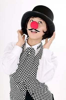 포토 JPG 스튜디오촬영 모델 직업 모자 여자 포즈 모션 수염 실내 한명 미소 사람 앉기 정장 턱시도 이벤트 상반신 20대 성인 한국인 마술 마술사 빨간코 여자만 여자한명만 성인여자만 청년만 청년여자만 성인한명만 청년여자한명만 성인여자한명만 성인만 국내포토 1 잡화 옷 표정 동양인 청년 내부 파일형식