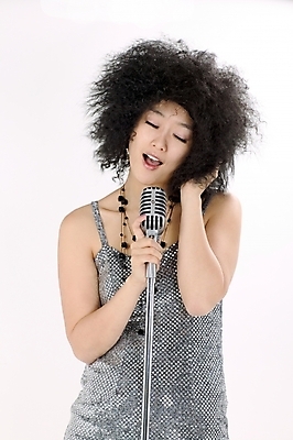 포토 JPG 스튜디오촬영 모델 여자 포즈 노래 모션 실내 한명 미소 사람 이벤트 상반신 20대 성인 공연 한국인 가수 마이크 가발 무대의상 여자만 여자한명만 성인여자만 청년만 청년여자만 성인한명만 청년여자한명만 성인여자한명만 성인만 국내포토 1 옷 음악 음향기기 표정 동양인 청년 내부 음악가 파일형식