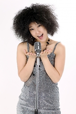 포토 JPG 스튜디오촬영 모델 여자 포즈 노래 모션 실내 한명 미소 사람 이벤트 상반신 20대 성인 공연 한국인 가수 마이크 가발 무대의상 여자만 여자한명만 성인여자만 청년만 청년여자만 성인한명만 청년여자한명만 성인여자한명만 성인만 국내포토 1 옷 음악 음향기기 표정 동양인 청년 내부 음악가 파일형식