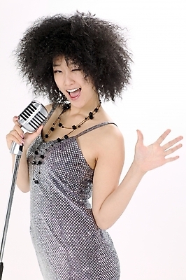 포토 JPG 스튜디오촬영 모델 여자 포즈 노래 모션 실내 한명 미소 사람 이벤트 상반신 20대 성인 공연 한국인 가수 마이크 가발 무대의상 여자만 여자한명만 성인여자만 청년만 청년여자만 성인한명만 청년여자한명만 성인여자한명만 성인만 국내포토 1 옷 음악 음향기기 표정 동양인 청년 내부 음악가 파일형식