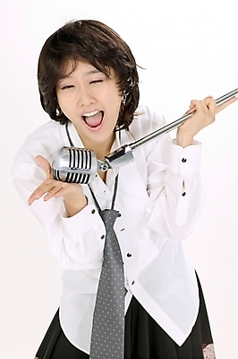 포토 JPG 스튜디오촬영 모델 여자 포즈 노래 모션 짧은머리 실내 한명 사람 이벤트 상반신 20대 성인 공연 한국인 가수 마이크 여자만 여자한명만 성인여자만 청년만 청년여자만 성인한명만 청년여자한명만 성인여자한명만 성인만 국내포토 1 헤어스타일 음악 음향기기 동양인 청년 내부 음악가 파일형식