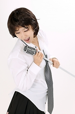 포토 JPG 스튜디오촬영 모델 여자 포즈 노래 모션 짧은머리 실내 한명 사람 이벤트 상반신 20대 성인 공연 한국인 가수 마이크 여자만 여자한명만 성인여자만 청년만 청년여자만 성인한명만 청년여자한명만 성인여자한명만 성인만 국내포토 1 헤어스타일 음악 음향기기 동양인 청년 내부 음악가 파일형식