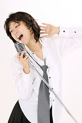 포토 JPG 스튜디오촬영 모델 여자 포즈 노래 모션 짧은머리 실내 한명 미소 사람 이벤트 상반신 20대 성인 공연 한국인 가수 마이크 여자만 여자한명만 성인여자만 청년만 청년여자만 성인한명만 청년여자한명만 성인여자한명만 성인만 국내포토 1 헤어스타일 음악 음향기기 표정 동양인 청년 내부 음악가 파일형식