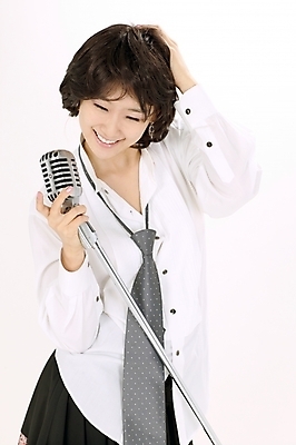 포토 JPG 스튜디오촬영 모델 여자 포즈 노래 모션 짧은머리 실내 한명 미소 사람 이벤트 상반신 20대 성인 공연 한국인 가수 마이크 여자만 여자한명만 성인여자만 청년만 청년여자만 성인한명만 청년여자한명만 성인여자한명만 성인만 국내포토 1 헤어스타일 음악 음향기기 표정 동양인 청년 내부 음악가 파일형식