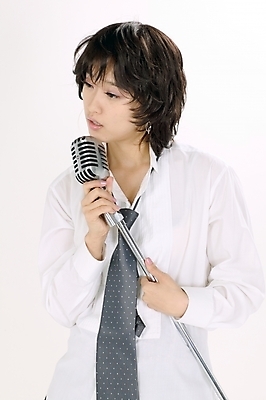 포토 JPG 스튜디오촬영 모델 여자 포즈 노래 모션 짧은머리 실내 한명 사람 이벤트 상반신 20대 성인 공연 한국인 가수 마이크 여자만 여자한명만 성인여자만 청년만 청년여자만 성인한명만 청년여자한명만 성인여자한명만 성인만 국내포토 1 헤어스타일 음악 음향기기 동양인 청년 내부 음악가 파일형식