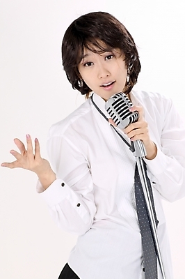 포토 JPG 스튜디오촬영 모델 여자 포즈 노래 모션 짧은머리 실내 한명 사람 이벤트 상반신 20대 성인 공연 한국인 가수 마이크 여자만 여자한명만 성인여자만 청년만 청년여자만 성인한명만 청년여자한명만 성인여자한명만 성인만 국내포토 1 헤어스타일 음악 음향기기 동양인 청년 내부 음악가 파일형식